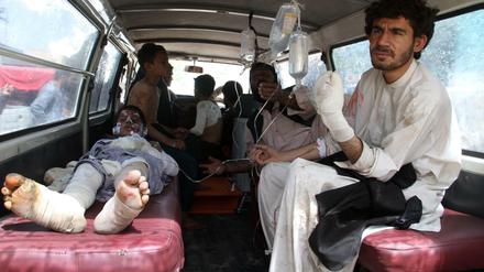 Blick in einen Krankenwagen nach dem schweren Verkehrsunfall in Afghanistan.