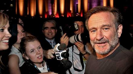 Robin Williams strahlend vor Journalisten auf dem Tribeca Film Festival 2005.
