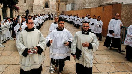 Römisch-katholische Diakone und Geistliche bei einer Prozession in Bethlehem am 24. Dezember.