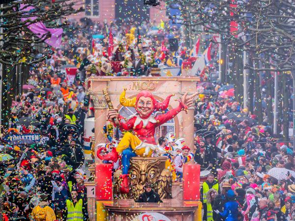 Ein Karnevalswagen in Mainz im Jahr 2020. Dieses Jahr raten Verantwortliche zu Abstand und Maske.
