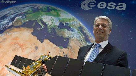 Thomas Reiter, Esa-Direktor für bemannte Raumfahrt und Missionsbetrieb mit einem Modell eines Sentinel-1 Satelliten. 