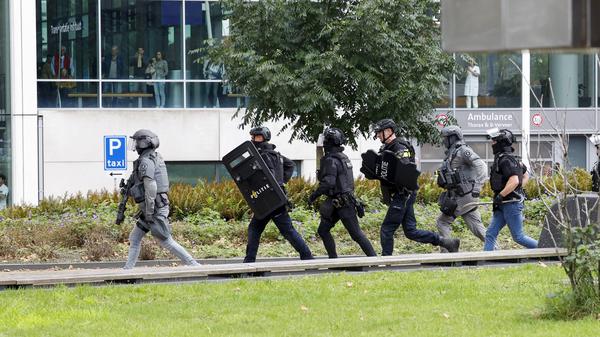 Polizeibeamte des Spezialeinsatzdienstes am Erasmus MC Rotterdam in der Rochussenstraat, die abgesperrt wurde.
