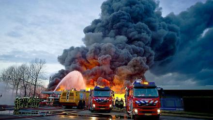 Ein Großbrand in einem Industriegebiet nahe Rotterdam hat am Mittwoch mehrere Explosionen ausgelöst. 