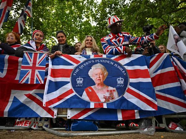 Queen-Fans versammeln sich in London. 