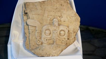 Ein Maya-Gedenkstein, der in den 1960er Jahren aus einer archäologischen Stätte in Guatemala geraubt wurde, tauchte in Paris wieder auf.