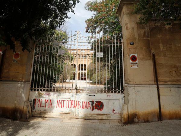 "Palma antitaurina" steht auf einem Eingang zum Gelände der Stierkampfarena von Palma de Mallorca. 