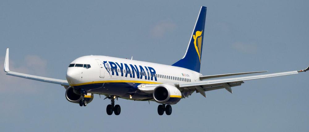 Ein Passagierflugzeug der Fluggesellschaft Ryanair, aufgenommen beim Landeanflug auf den Flughafen Berlin-Schönefeld.