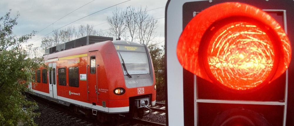 Eine rote Ampel an einem Bahnübergang bei Sehnde in der Region Hannover (Niedersachsen).