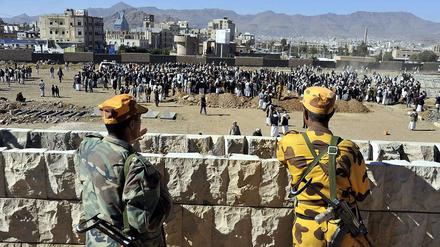 Im Visier der Terroristen. Erst vor wenigen Tagen kamen in der Hauptstadt Sanaa 40 Menschen bei einem Attentat ums Lebens. Soldaten beobachten die Beerdigung von Opfern.