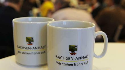 Kaffeebecher mit Slogan "Sachsen-Anhalt - wir stehen früher auf"