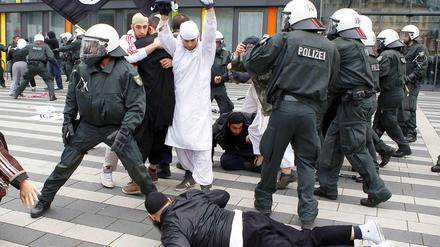 Bereits am 1. Mai war es in Solingen am Rande eines Pro-NRW-Auftritts zu gewalttätigen Übergriffen mit drei verletzten Polizisten gekommen. Die Auseinandersetzungen haben an Schärfe zugenommen, seit Salafisten seit einigen Wochen bundesweit kostenlose Korane verteilen.