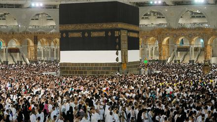 Muslimische Pilger umrunden die Kaaba, das heiligste Heiligtum des Islam, in der Großen Moschee in Mekka.