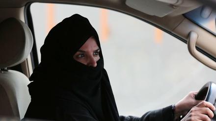Aziza Yousef fährt am 29.03.2014 ein Auto in Riad (Saudi-Arabien), um für das Recht auf Autofahren für Frauen zu demonstrieren.