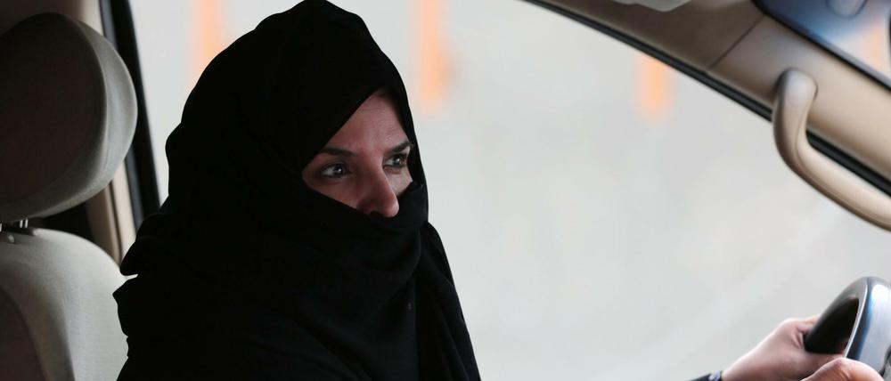 Aziza Yousef fährt am 29.03.2014 ein Auto in Riad (Saudi-Arabien), um für das Recht auf Autofahren für Frauen zu demonstrieren.