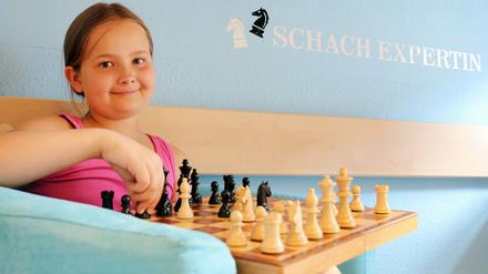 Saskia Pohle in ihrem Kinderzimmer in Zwickau (Sachsen) vor ihrem Schachbrett. 