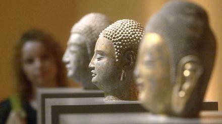 Auch sehr alte Schädel: Buddha-Köpfe im Alten Museum Berlin. Hier eine Aufnahme von 2001.