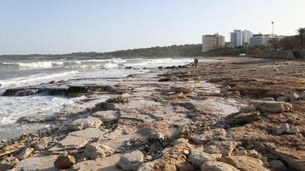 Blick auf den Strand von Cala Millor, der nach dem Unwetter einen Großteil seines Sandes verloren hat. 
