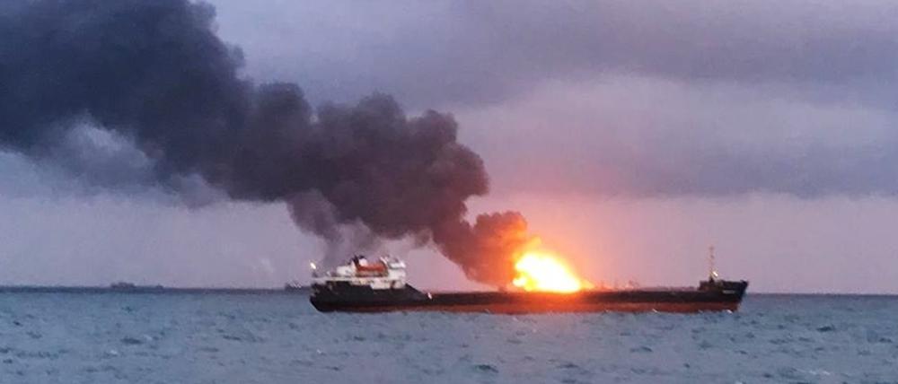 Ein Schiff unter der Flagge Tansania brennt im Schwarzen Meer vor der Meerenge von Kertsch.