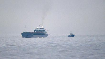 Das britische Frachtschiff Scot Carrier (l.) liegt in der Ostsee zwischen Ystad und Bornholm, nachdem es mit dem dänischen Frachtschiff Karin Hoej zusammengestoßen ist.