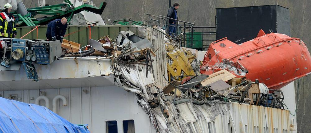 Zerstörte Aufbauten des havarierten russischen Holzfrachters "Tyumen-2" nach der Kollision mit einem Frachtschiff.