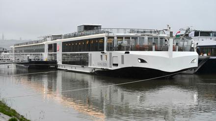Das Flusskreuzfahrtschiff "Viking Sigyn" liegt auf der Donau.