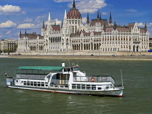 Das undatierte Foto zeigt das Ausflugsschiff „Hableany“ auf der Donau mit dem Parlamentsgebäude im Hintergrund.