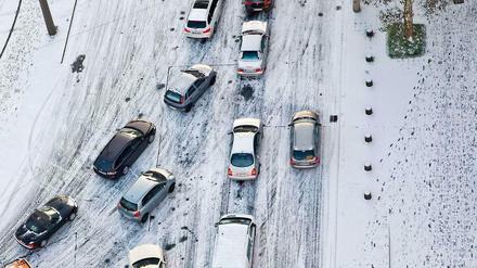 Autos im Schnee.