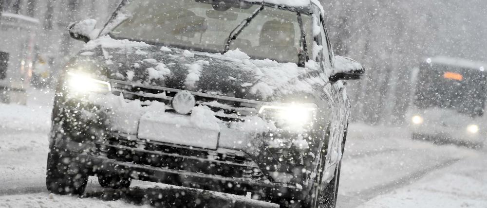 Bußgeldkatalog im Winter: Auto warmlaufen lassen? Das kann teuer werden