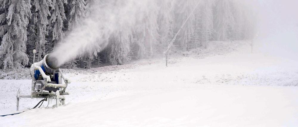 Solche Schneekanonen sollen das polnische Wintersportzentrum Szczyrk mit mehr Schnee versorgen.
