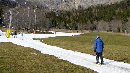 Skifahrer benutzen einen Lift auf einer künstlich beschneiten Skipiste in der Schweizer Gemeinde Leukerbad (Symbolbild).
