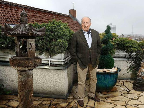 Peter Scholl-Latour auf seiner Terrasse in Berlin-Charlottenburg.