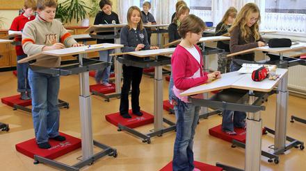 Stuhlwegziehen kann in dieser Klasse der Mittelschule im vogtländischen Neumark (Sachsen) nicht passieren. Hier wird im Stehen gelernt. In Hannover hat ein 15-Jähriger einen Mitschüler nach Stuhlwegziehen verklagt. 