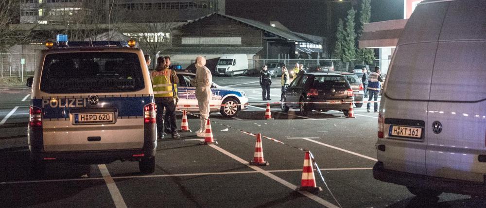 Polizisten stehen in der Nacht zum 14.03.2016 vor einem Veranstaltungszentrum in Hannover (Niedersachsen), in dem es zuvor bei einer Hochzeit zu einer Schießerei kam. Eine 21 Jahre alte Frau wurde dabei tödlich verwundet.