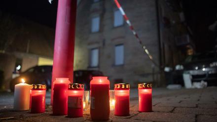 Nach Schüssen in Rot am See im Nordosten Baden-Württembergs haben Menschen Kerzen vor dem Tatort aufgestellt.