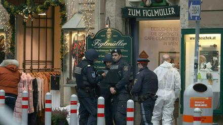 Polizisten steht in der nähe des Tatortes in Wien. 