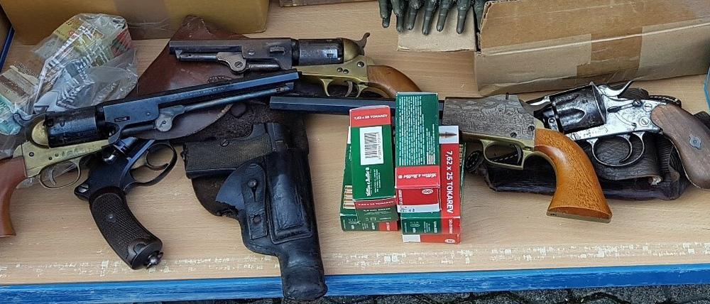 Die Polizei in Hannover hat bei einer Wohnungsdurchsuchung 51 Waffen beschlagnahmt.