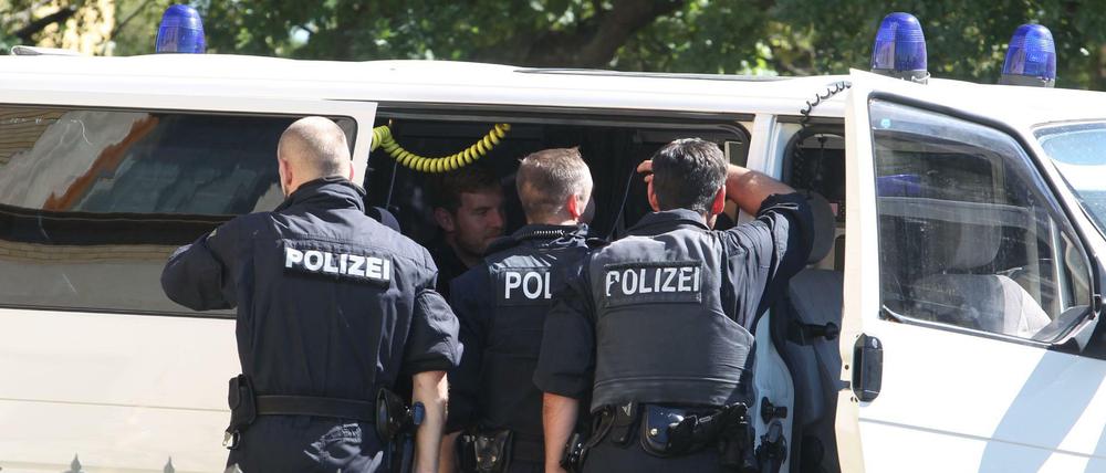 Ein Großaufgebot der Polizei unterstützte einen Gerichtsvollzieher in Reuden (Sachsen-Anhalt).
