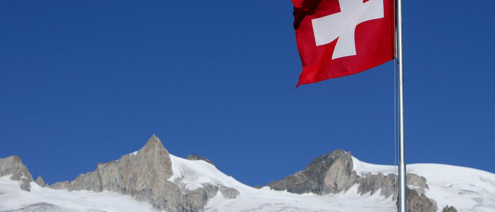 Schweizer Landesfahne weht am Großen Aletschgletscher (Archiv)