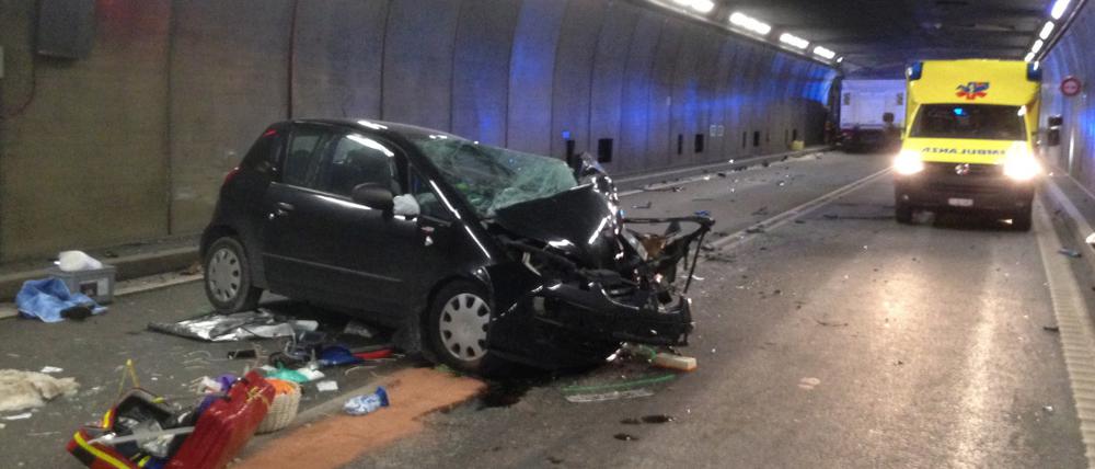 Die Unfallstelle im Gotthard-Tunnel, an der ein Lastwagen und ein Auto zusammengestoßen sind.