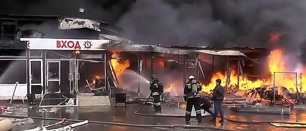 Das Einkaufszentrum „Admiral“ in der russischen Stadt Kasan steht in Flammen, Feuerwehrleute sind im Einsatz. 