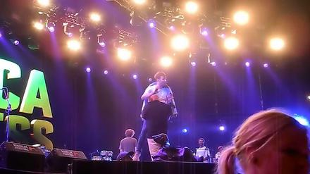 Damon Albarn, Frontman der Band Africa Express wird bei seinem überzogenen Auftritt auf dem Roskilde-Fesival in Dänemark von der Bühne getragen. 