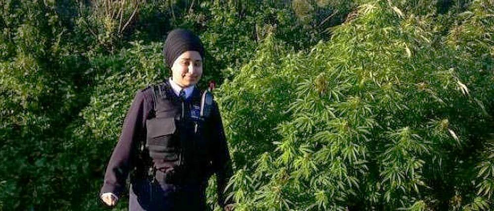 Eine Polizeibeamtin im "Cannabis-Wald" im Südwesten Londons.