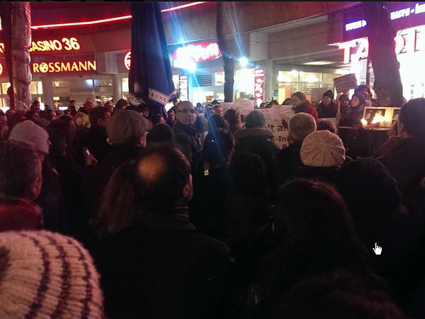 Das Kottbusser Tor in Berlin am Sonntag: Die Fraueninitiative Berlin lud zur Kundgebung ein. Gedacht wurde der in der Türkei ermordeten Studentin Özgecan Aslan.