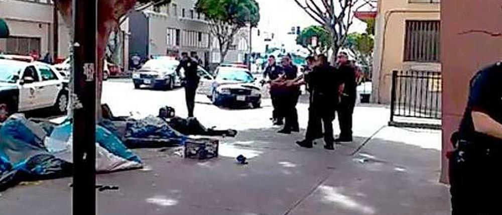 Ein Bild aus dem Video, das die tödlichen Schüsse von Polizisten auf einen Obdachlosen in Los Angeles zeigt.