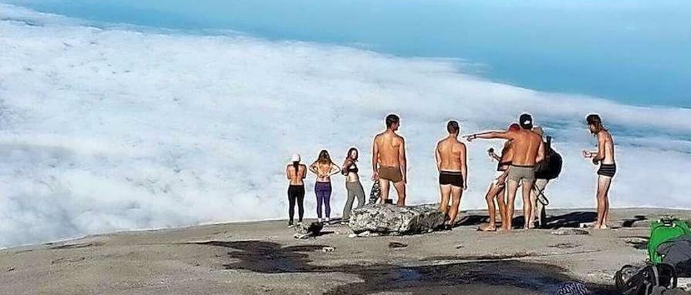 Die Gruppe von Touristen auf einem Berg Kinabala in Malaysia. Die Touristen entblößen sich. Wenige Tage später erschüttert ein Erdbeben das Land. 