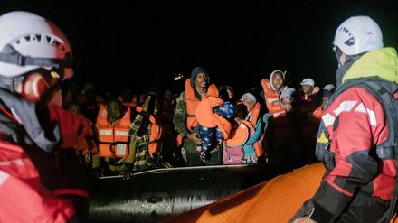 Die Rettungsmannschaft der Sea-Watch 3 nähert sich einem Boot in Seenot im Mittelmeer.