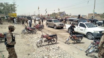 Sicherheitskräfte versammeln sich am Anschlagsort im pakistanischen Quetta.