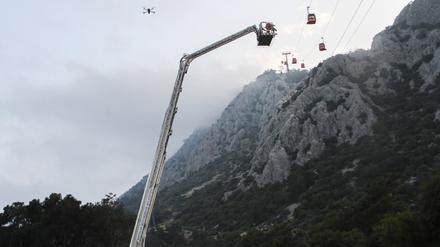 Ein Rettungsteam arbeitet mit Passagieren einer Seilbahn außerhalb von Antalya.