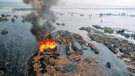 Am schlimmsten von der Naturkatastrophe betroffen ist die Hafenstadt Sendai. Unzählige Häuser wurden überspült und gerieten in Brand.