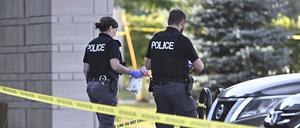 Polizeibeamte aus Ottawa sammeln Beweise nach einer Schießerei am Samstagabend im Infinity Convention Centre in Ottawa.
